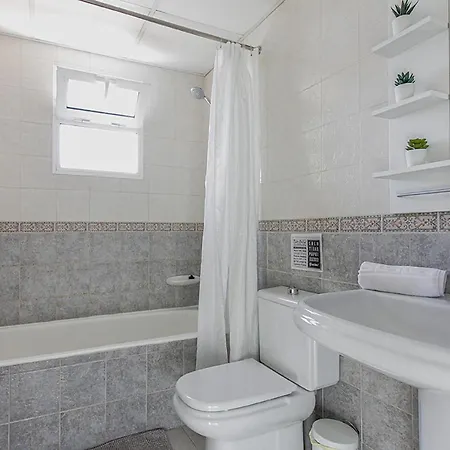 Fantastic 2-bed Close To The Sandy Beach Apartment *