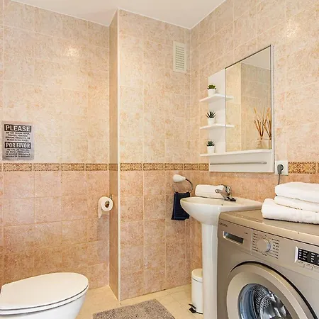 Fantastic 2-bed Close To The Sandy Beach Apartment *